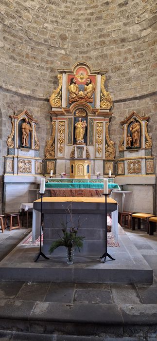 retable du maître-autel, tabernacle, fronton : Couronnement de la Vierge par la Trinité, statues : Vierge à l'Enfant, saint Roch, saint Joseph