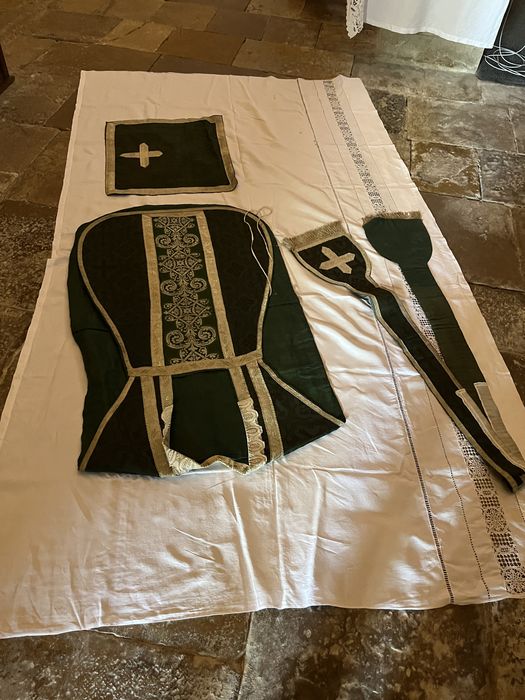 Chasuble, étole, voile de calice (ornement vert)