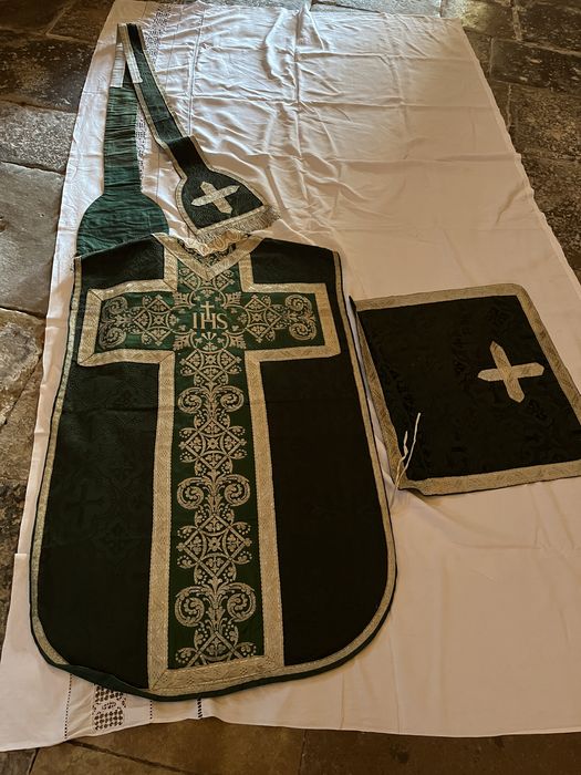 chasuble, étole, voile de calice (ornement vert)