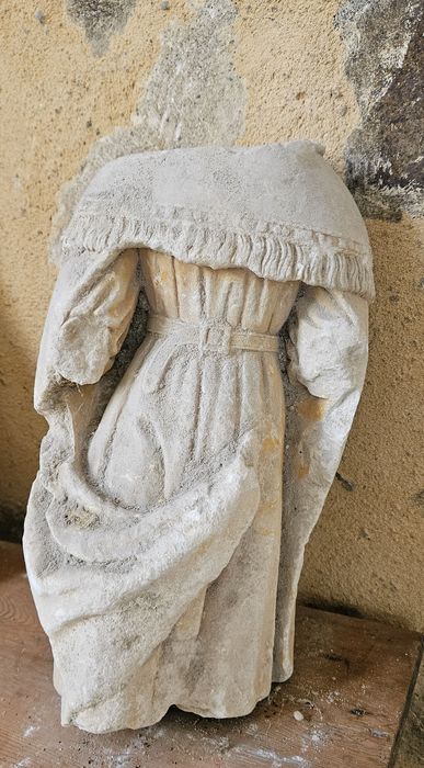 statue (fragment d’un personnage d’une mise au tombeau)