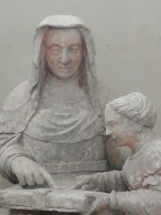 groupe sculpté : Éducation de la Vierge, vue partielle