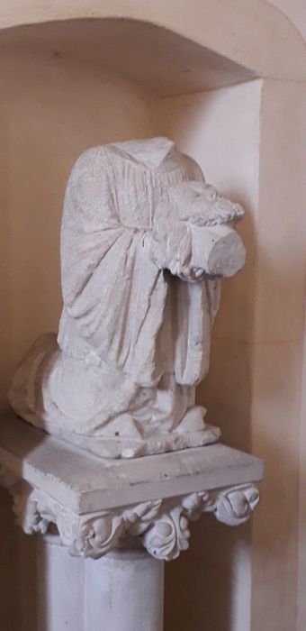 statue : saint Denis (?)