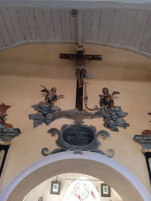 statue : Christ en croix