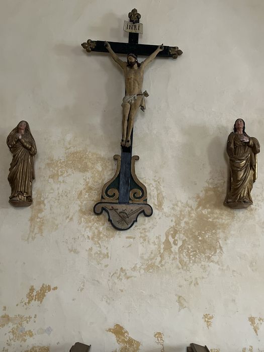 statues : Christ en croix, Vierge, saint Jean