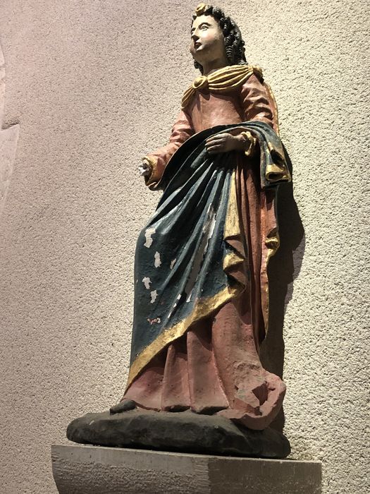 statue : Sainte Reine (?)