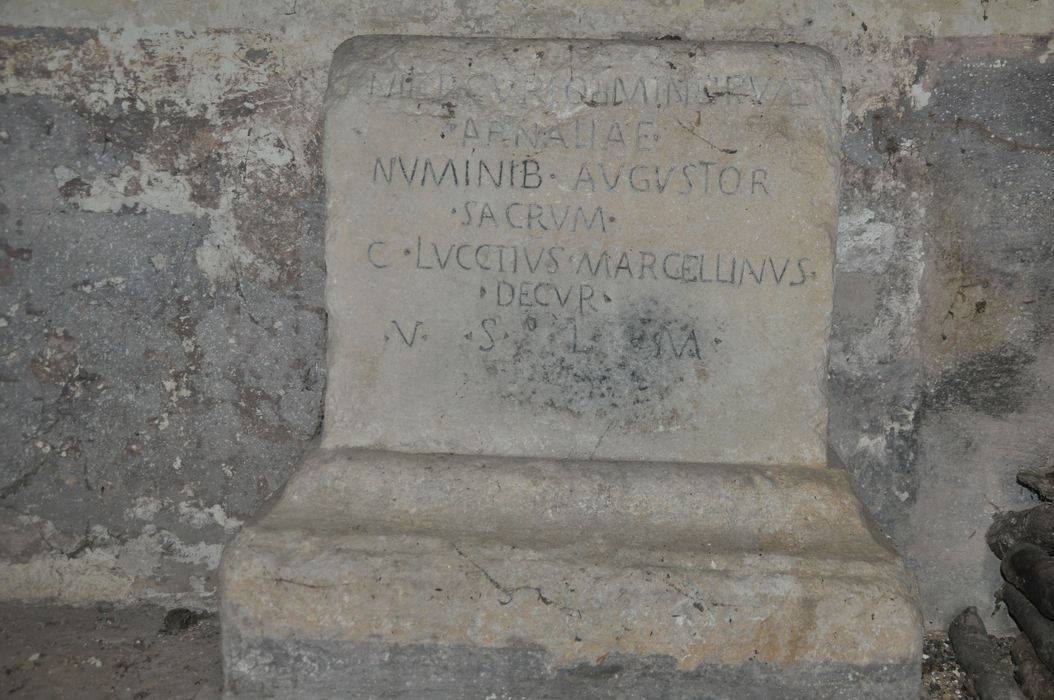 stèle funéraire (cippe)