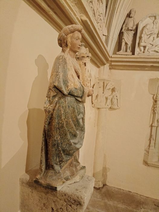 statue : sainte Barbe
