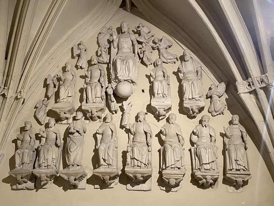 statues : Christ et les douze apôtres