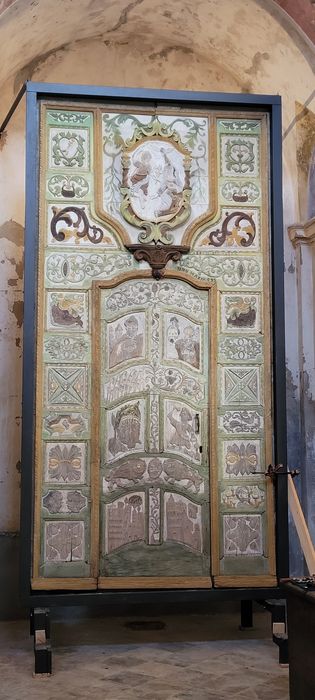 vantail de la porte de l’église déposé