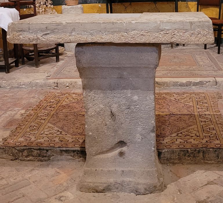 Stèle (maître-autel)