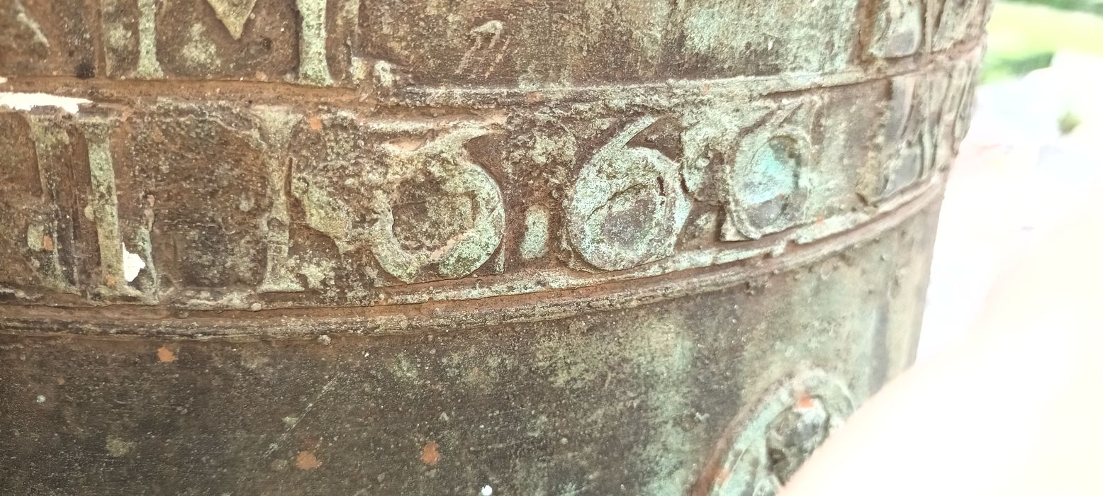cloche, détail de la date