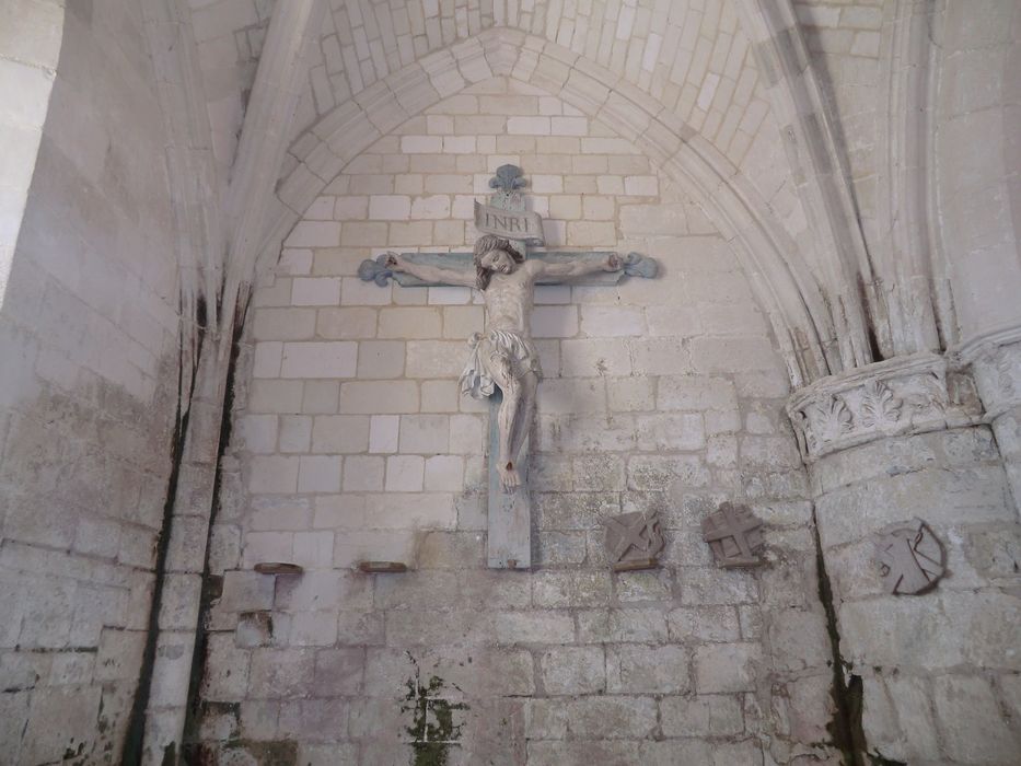 statue : Christ en croix