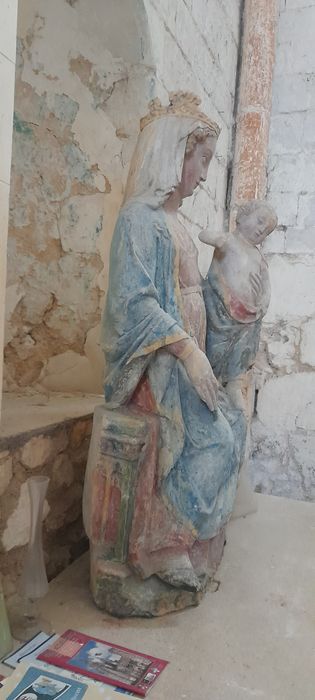 statue : Vierge à l'Enfant assise, profil droit