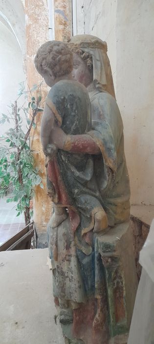 statue : Vierge à l'Enfant assise, profil gauche