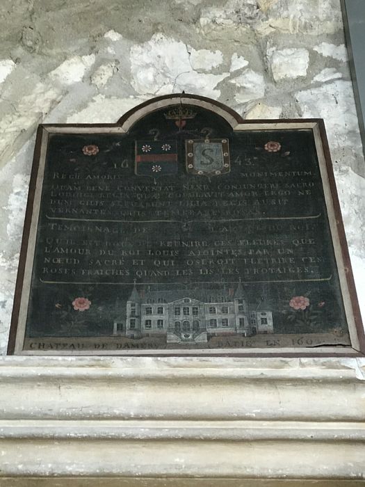 Plaque commémorative aux armes des de Baradat avec vue du château de Damery