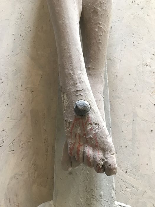 statue : Christ en croix, détail