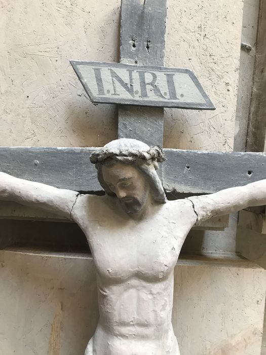 statue : Christ en croix, vue partielle