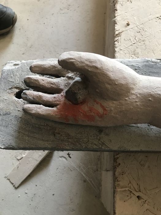 statue : Christ en croix, détail