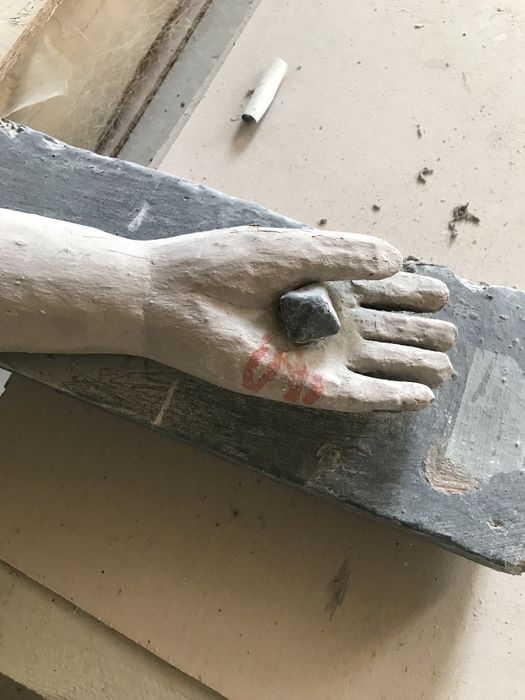 statue : Christ en croix, détail