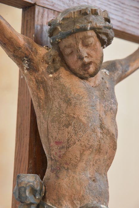 statue : Christ en croix, vue partielle