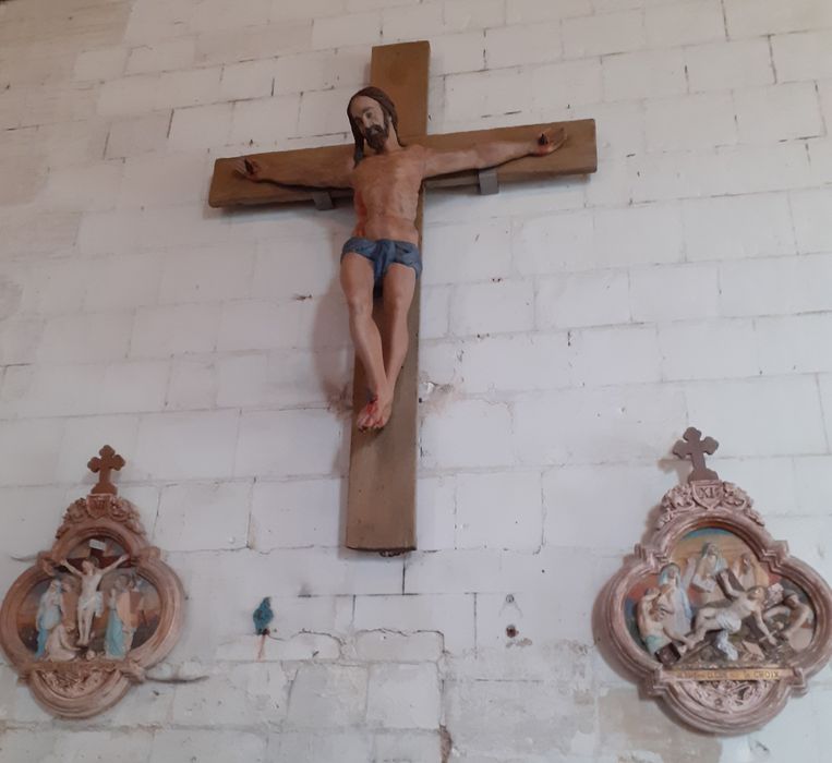 statue : Christ en croix