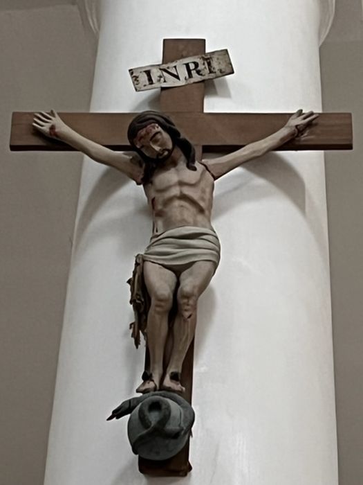 statue : Christ en Croix
