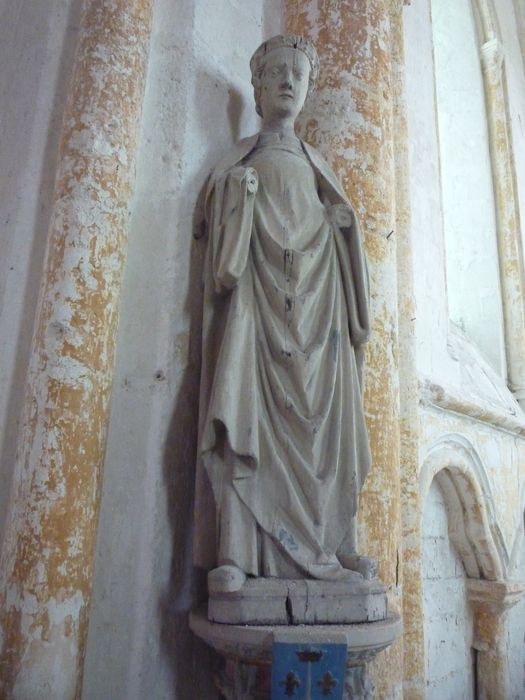 statue : Femme portant une coiffe