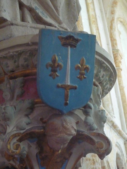 statue : Femme portant une coiffe, détail des armoiries