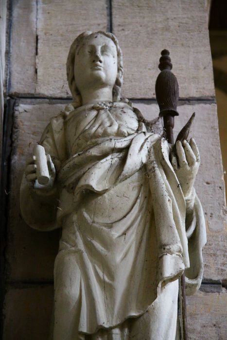 statue : Sainte Ménéhould, vue partielle