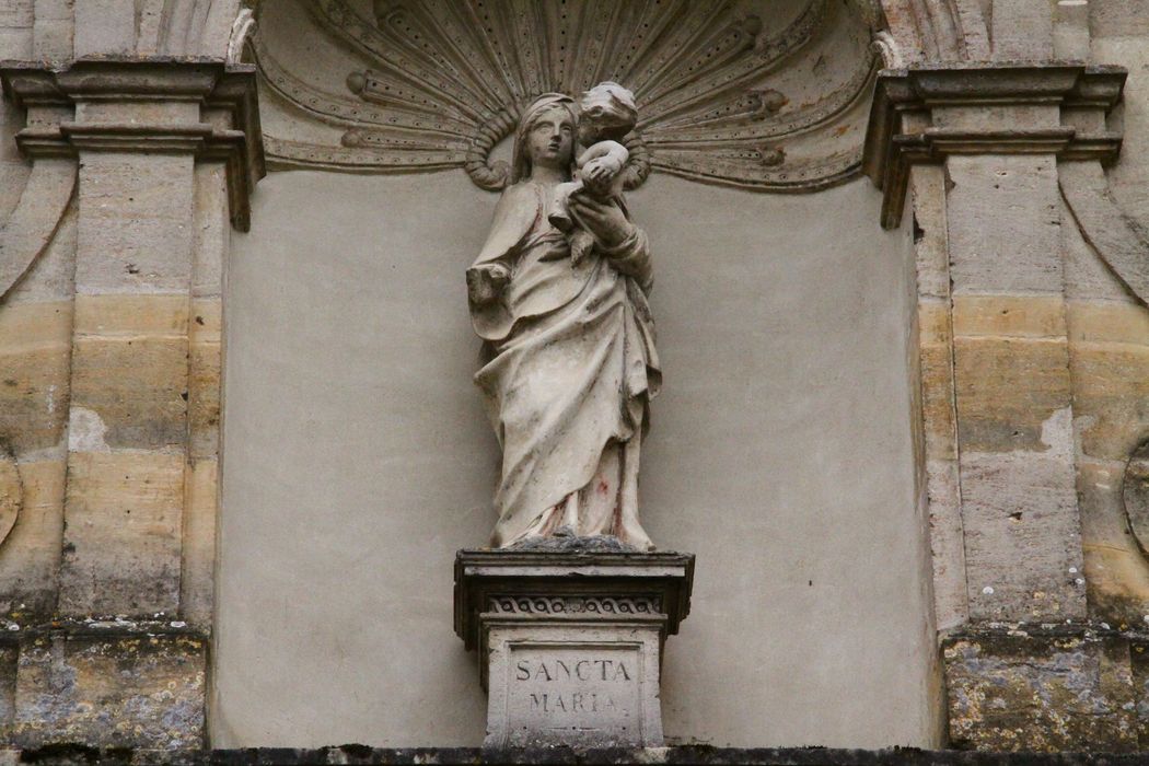 Statue : Vierge à l'Enfant