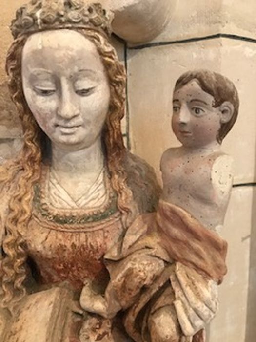 statue : Vierge à l'Enfant assise, vue partielle