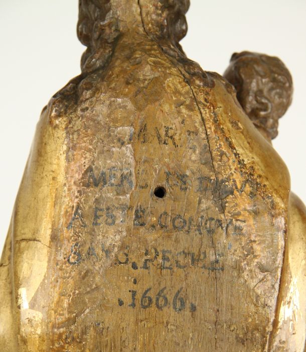 statue : Vierge à l'Enfant, détail de l’inscription
