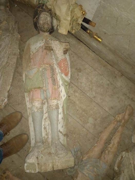 statue : Saint Loïc tenant un livre