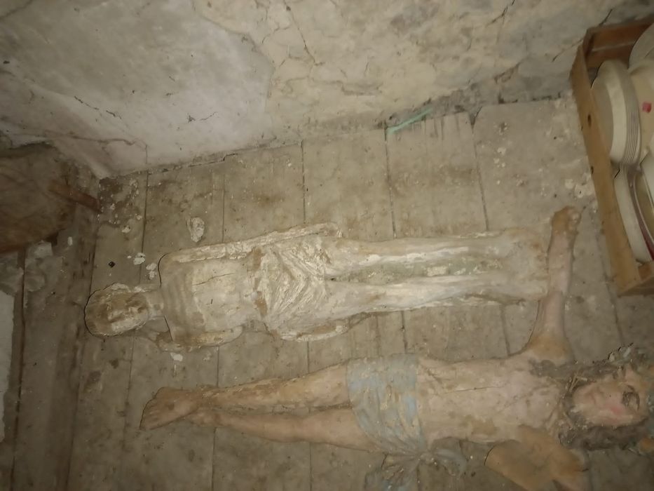 statues : Christ en croix, saint Sébastien