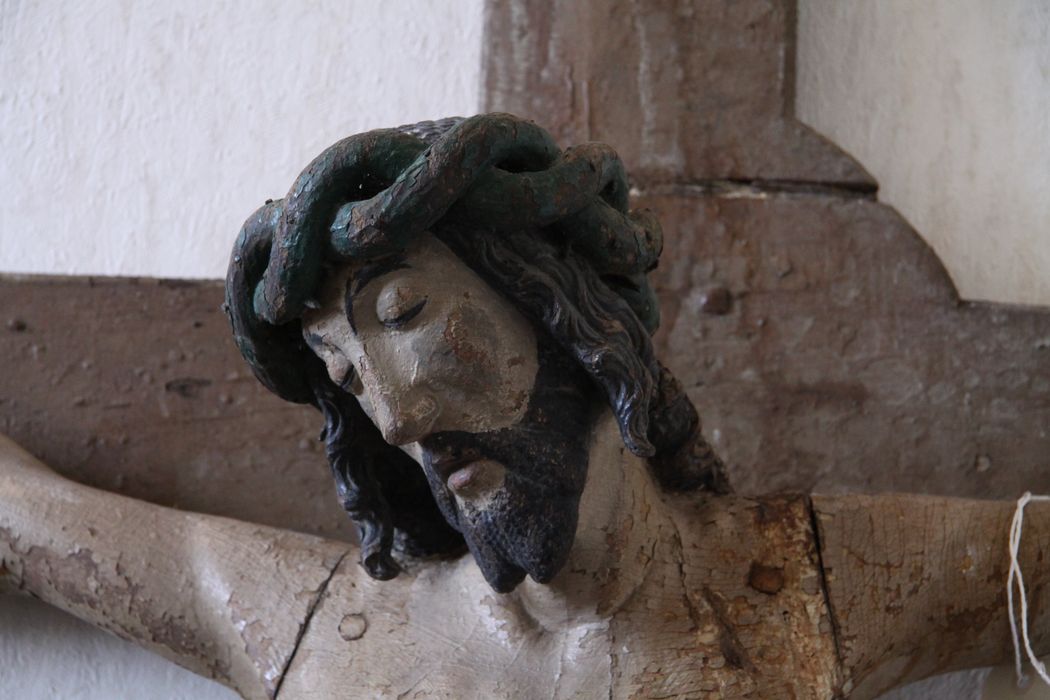 statue : Christ en croix, détail