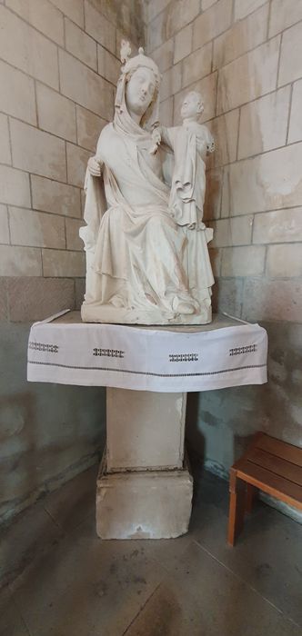 statue : Vierge à l'Enfant assise