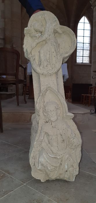 croix de cimetière (fragment) : Dieu le Père surmonté d'un ange