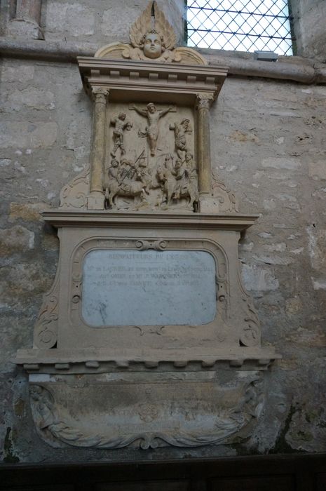 plaque funéraire, bas-relief : Crucifixion