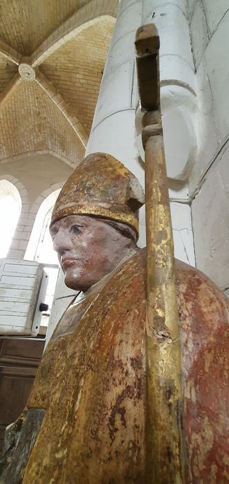 statue : Saint Sulpice au livre, vue partielle