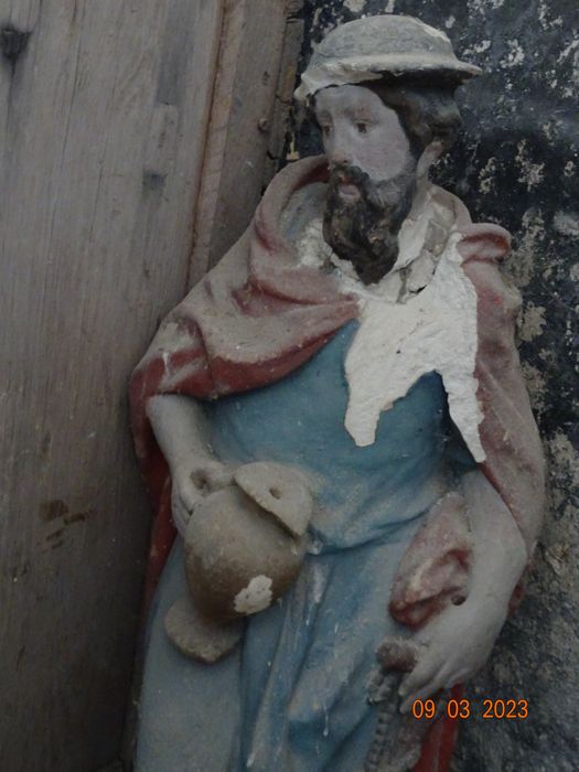 statue : Personnage avec un vase, vue partielle