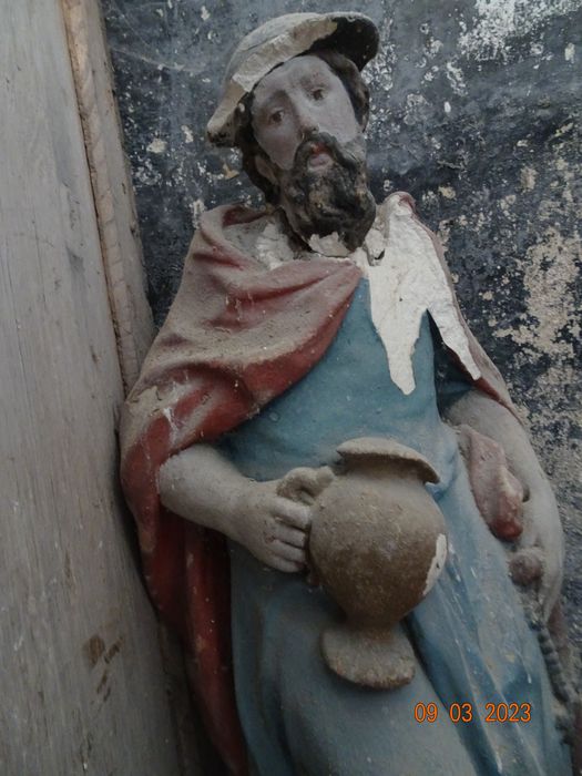statue : Personnage avec un vase, vue partielle