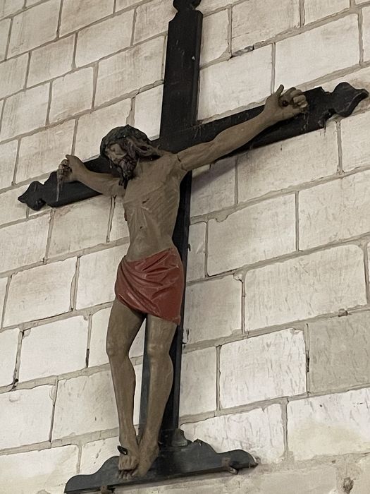 statue : Christ en croix