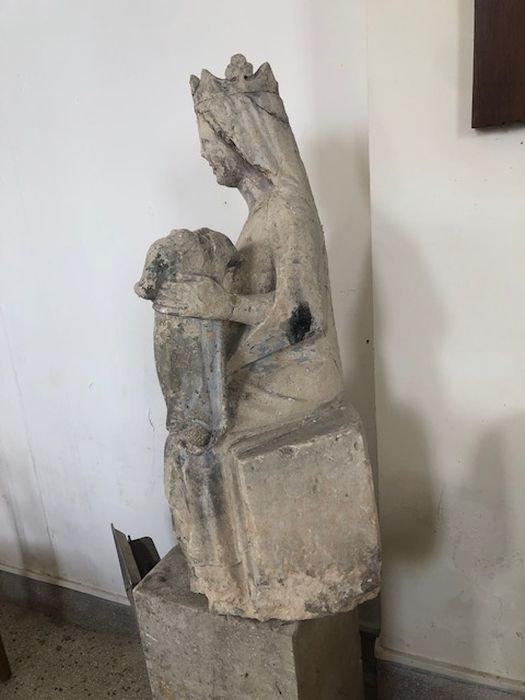 statue : Vierge à l'Enfant assise, profil gauche