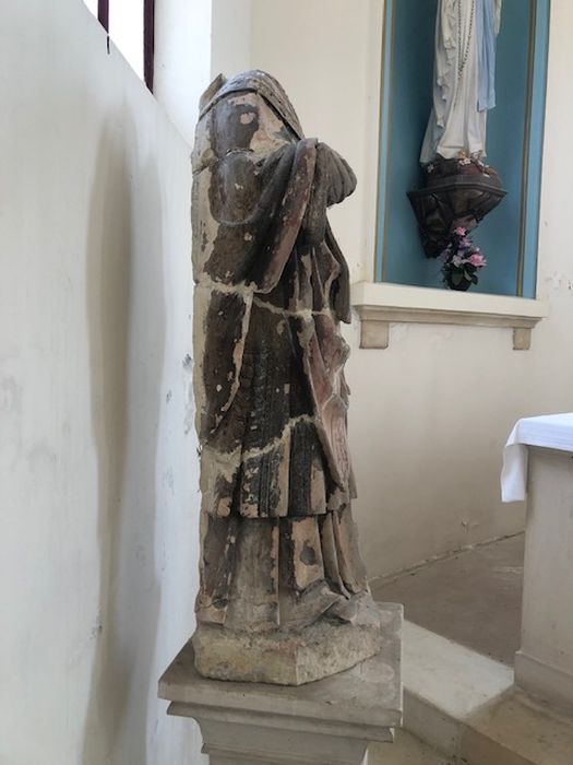 statue (fragment) : Saint Remi, profil droit
