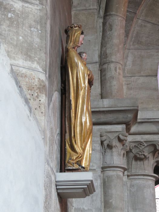 statue : Vierge à l'Enfant, profil droit