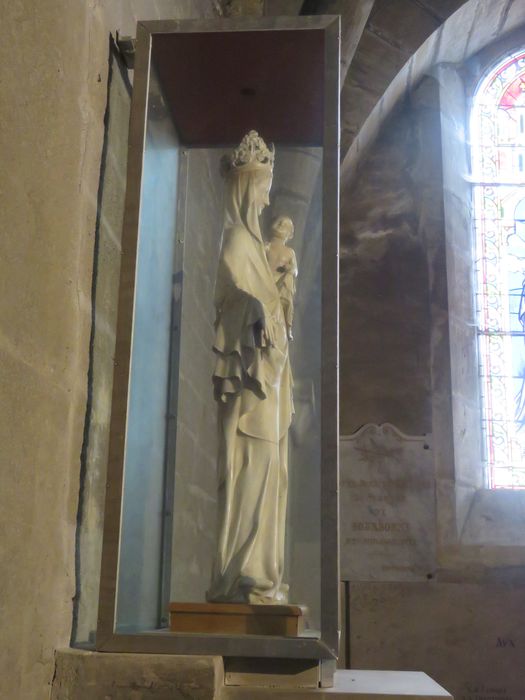 statue : Vierge à l'Enfant, profil droit