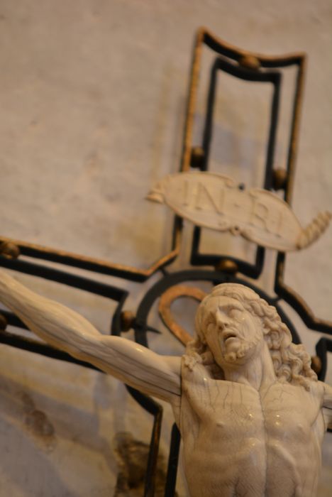 statue : Christ en croix, détail