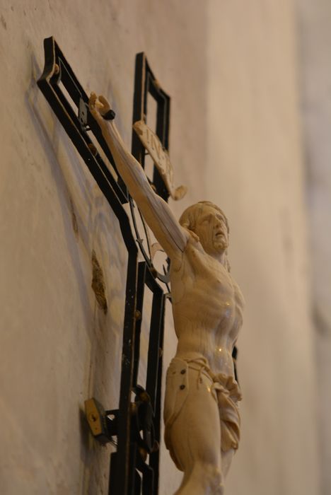 statue : Christ en croix, vue partielle