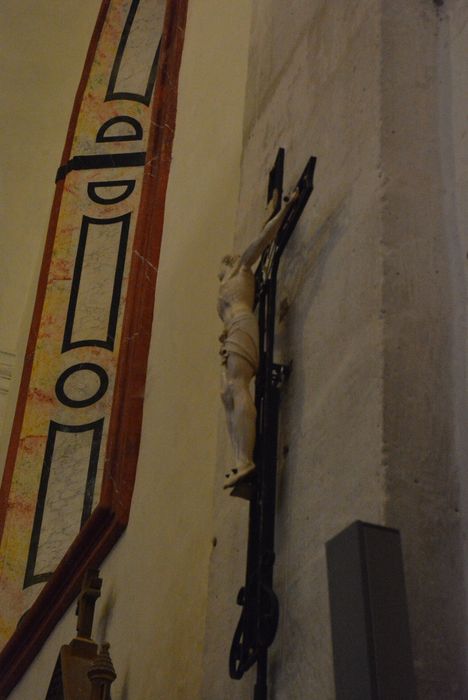 statue : Christ en croix