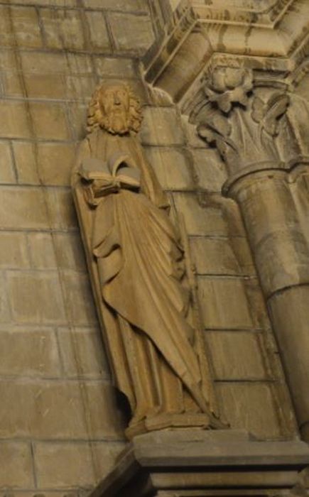 statue : Saint Barthélémy tenant un livre